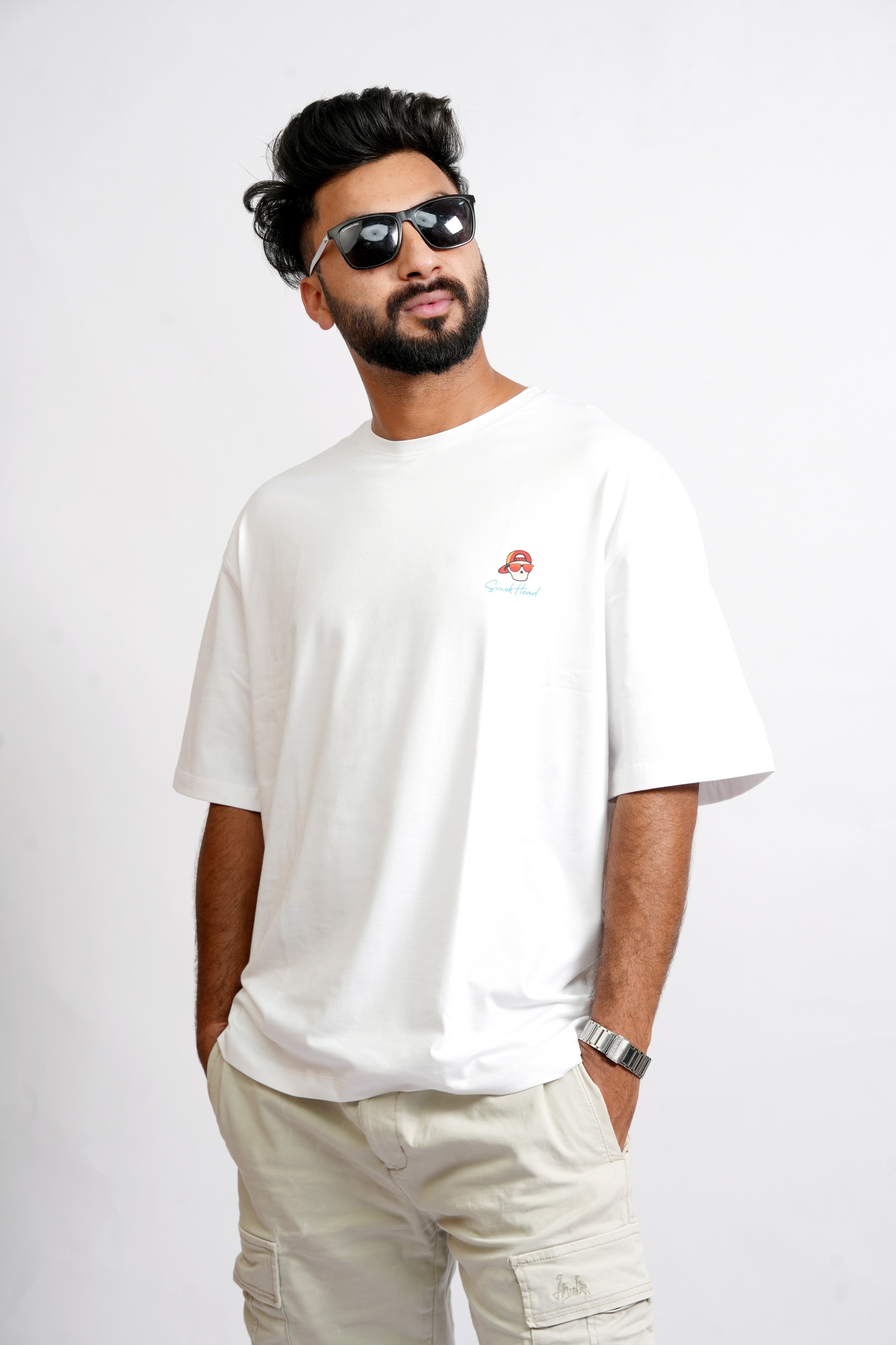 Right Side View – SMOKHEAD Oversized White T-Shirt Styled with Beige Cargo Shorts and Sneakers for a Casual Streetwear Look