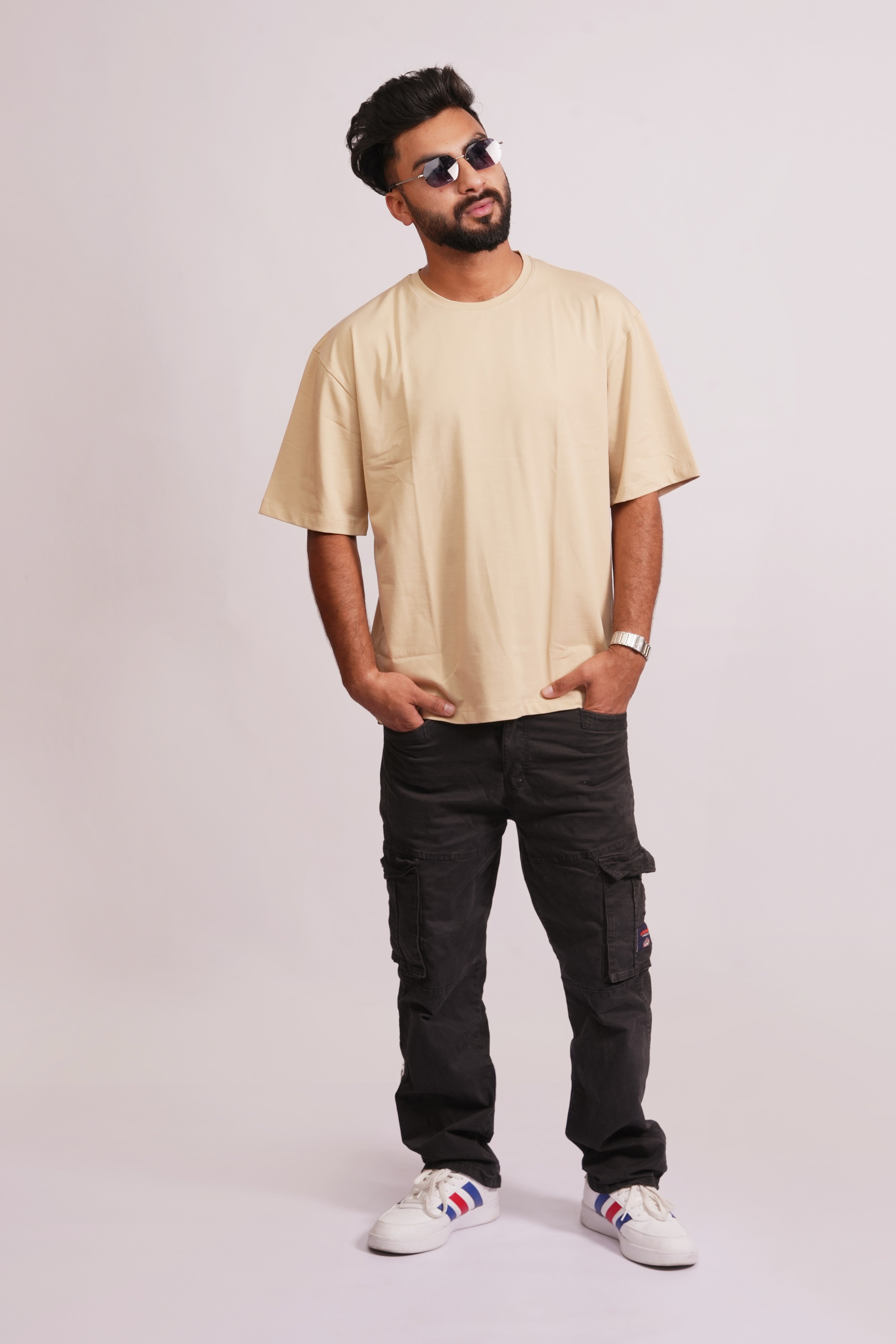 Full Look – SMOKHEAD Oversized Beige T-Shirt Styled with Black Denim | Men's Urban Streetwear Outfit