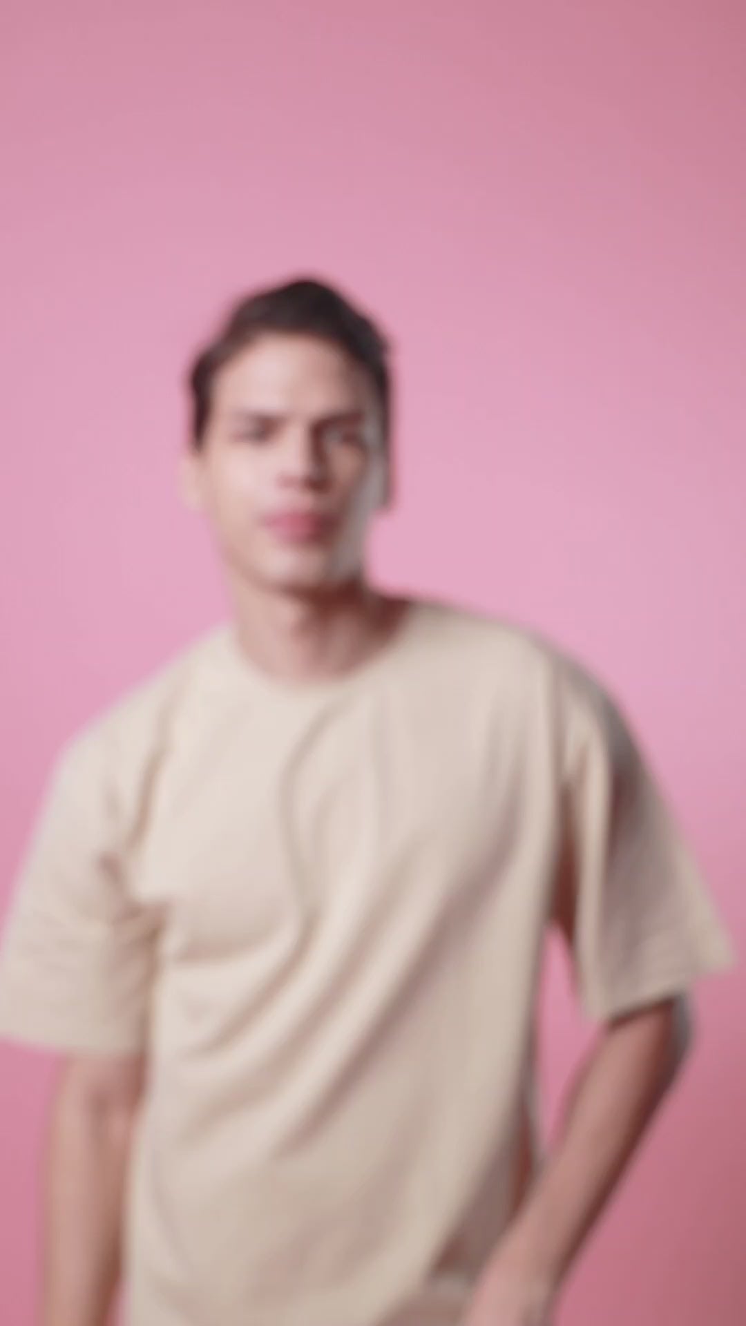 Full Look – SMOKHEAD Oversized Beige T-Shirt Styled with Black Denim | Men's Urban Streetwear Outfit
